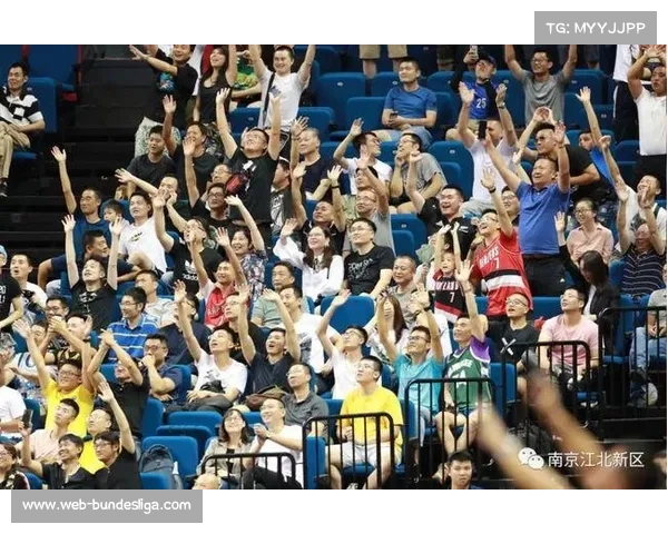 巴西少年扣篮视频流传，安全警示受关注